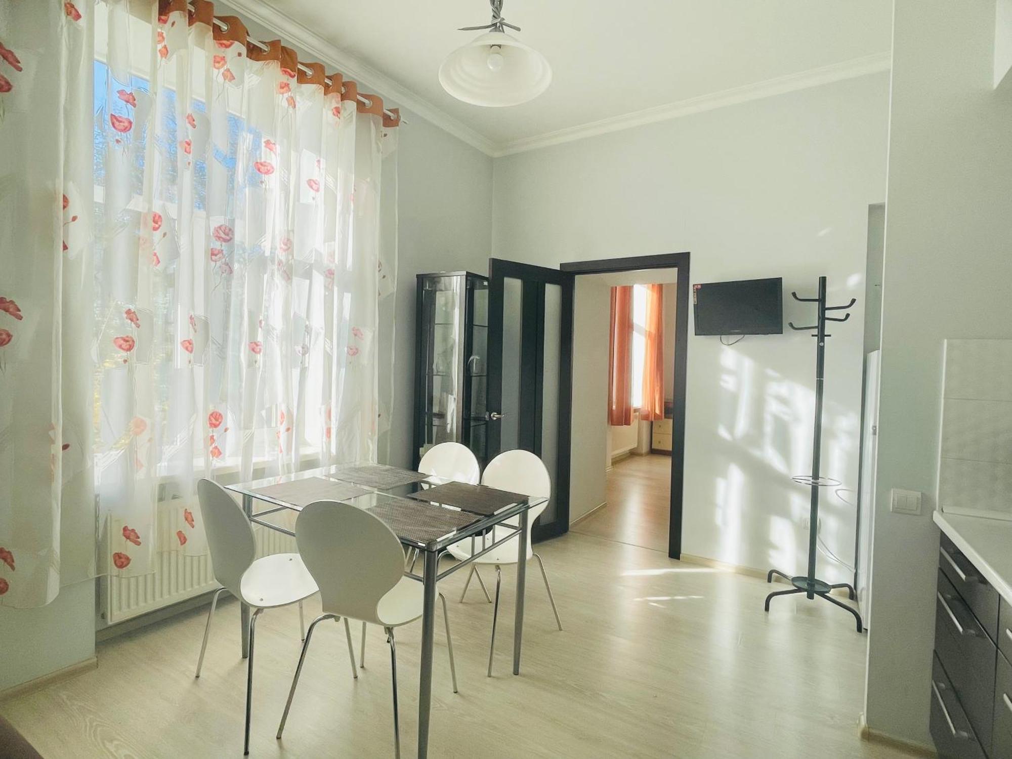 на дорошенка 1, краща локація,центр Lviv